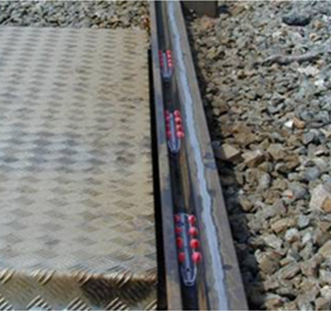 Rail flank lubrication device for tram grooved rails